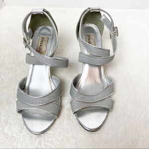 Dyeables Amber Silver Glitter Sandals Heels Sz 7.5B